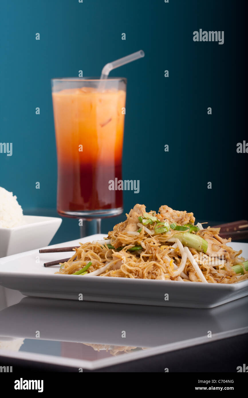 Ein thailändisches Gericht Crisy Nudeln und Sojasprossen in einer großen weißen Schüssel mit Stäbchen. Stockfoto