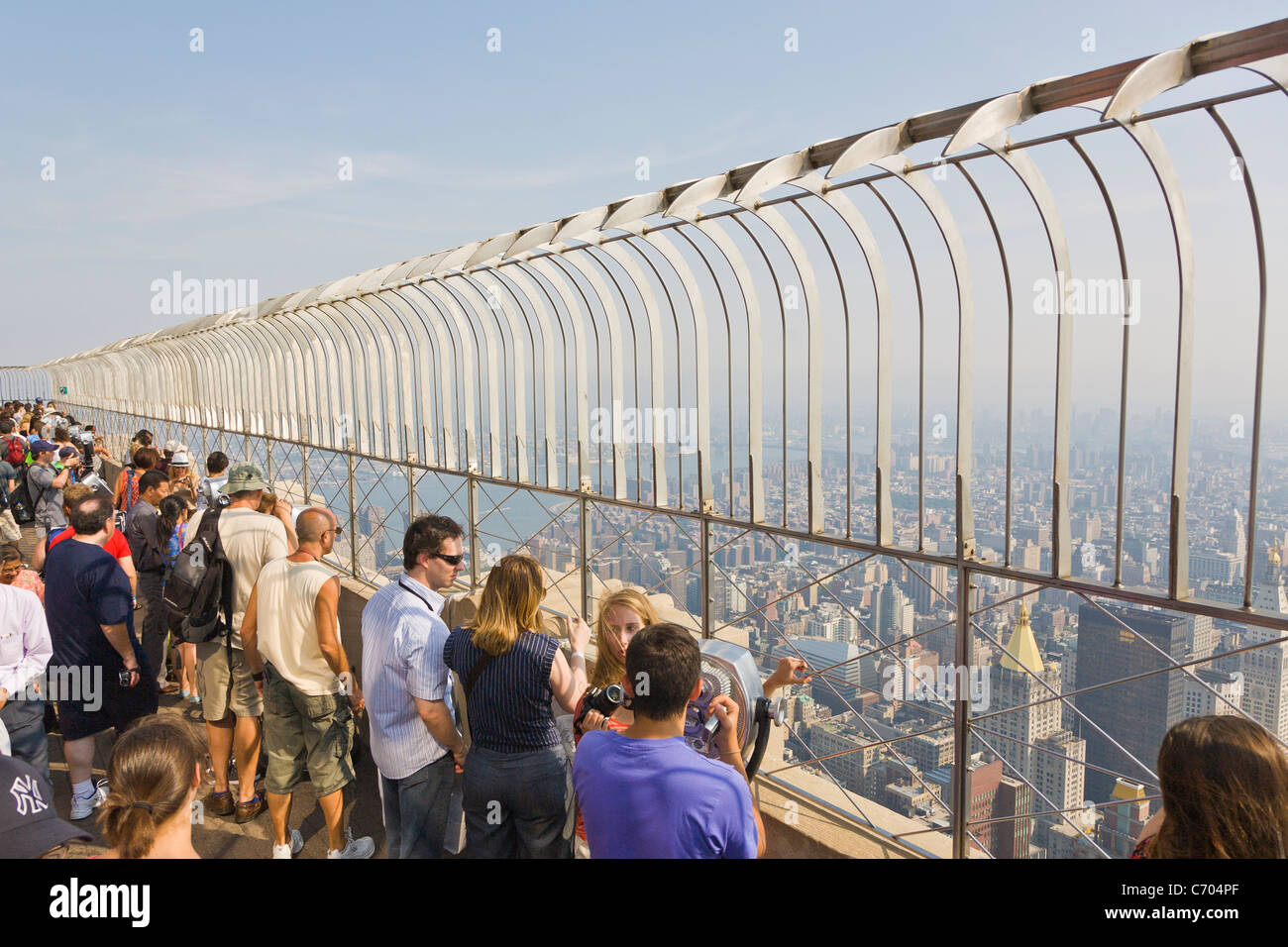 Touristen auf der Aussichtsplattform des Empire State Building in New York City Stockfoto