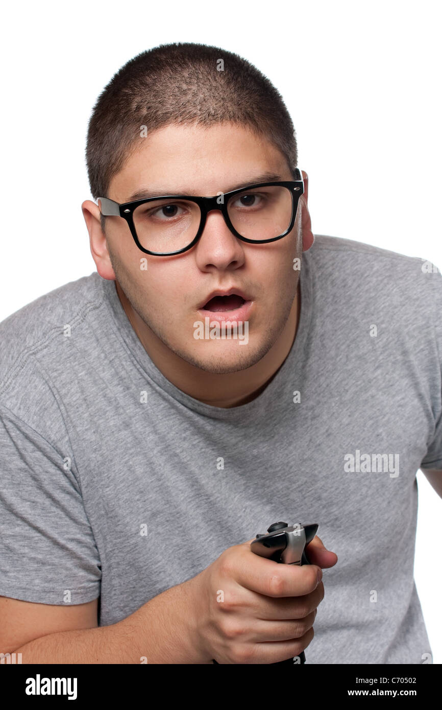 Eine lebenslustige Video Gamer spielen mit einem kabellosen Joystick vor einem weißen Hintergrund. Stockfoto