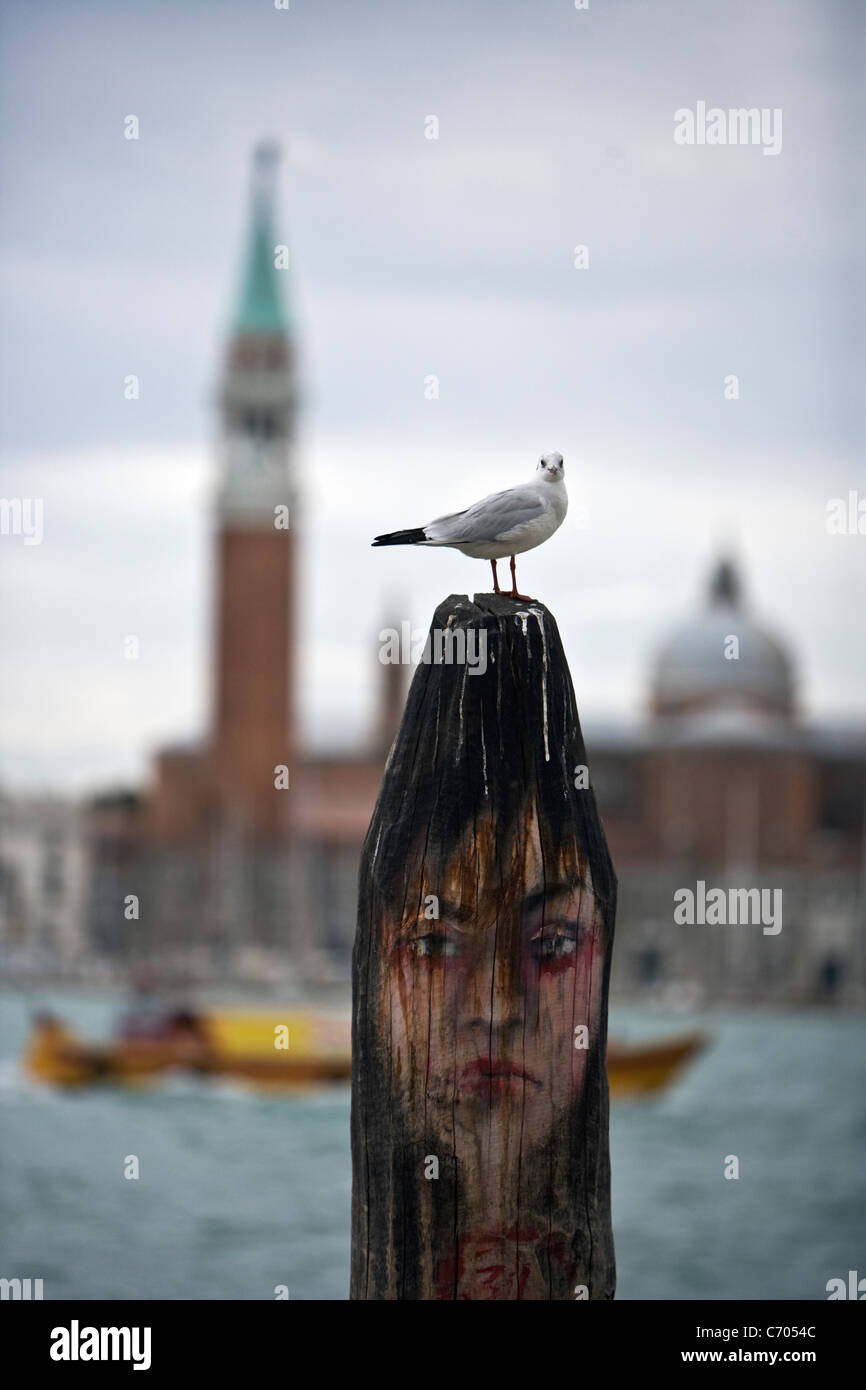 Grafitti Gesicht Kunst auf Post neben Canale di San Marco, Venedig Stockfoto