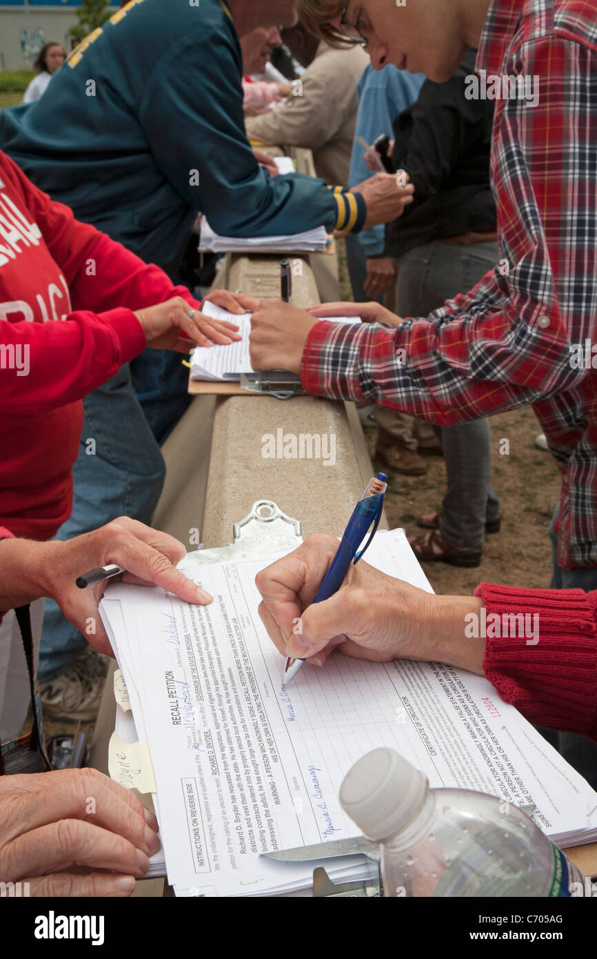 Detroit, Michigan - Michigan Bewohner unterschreiben Petitionen an Gouverneur Rick Snyder erinnern. Stockfoto