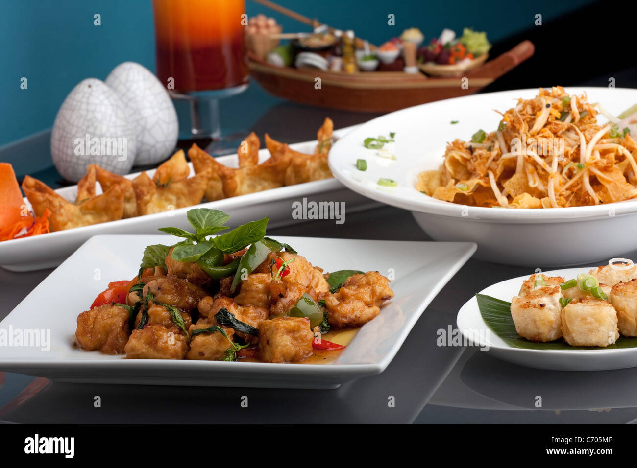 Eine große Auswahl an Thai Lebensmittel und Häppchen wunderschön präsentiert mit ausgefallenen garnieren. Stockfoto
