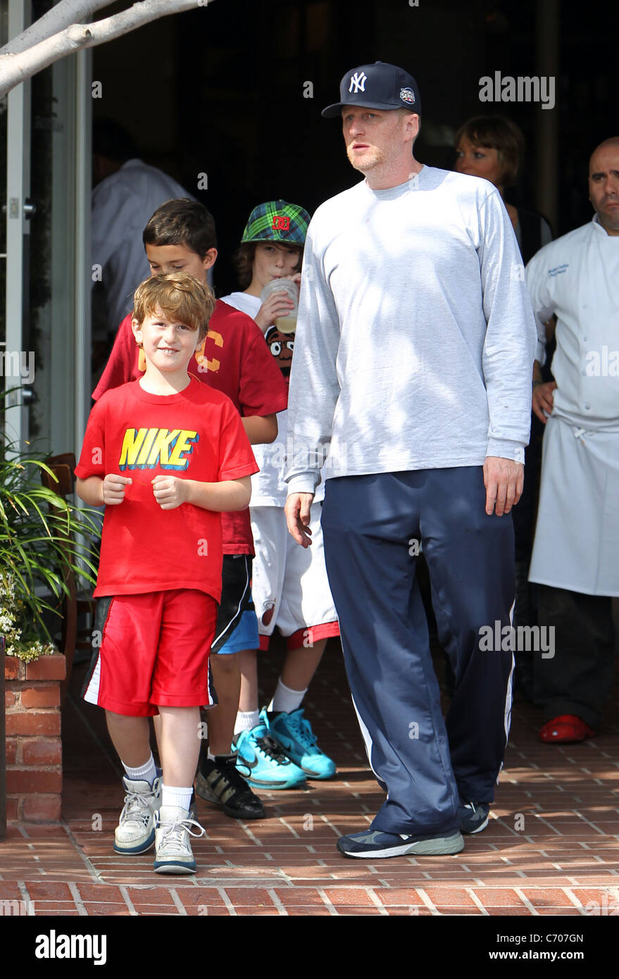 Michael Rapaport und seine Kinder verlassen Fred Segal in West Hollywood Los Angeles, Kalifornien - 03.04.10 Stockfoto