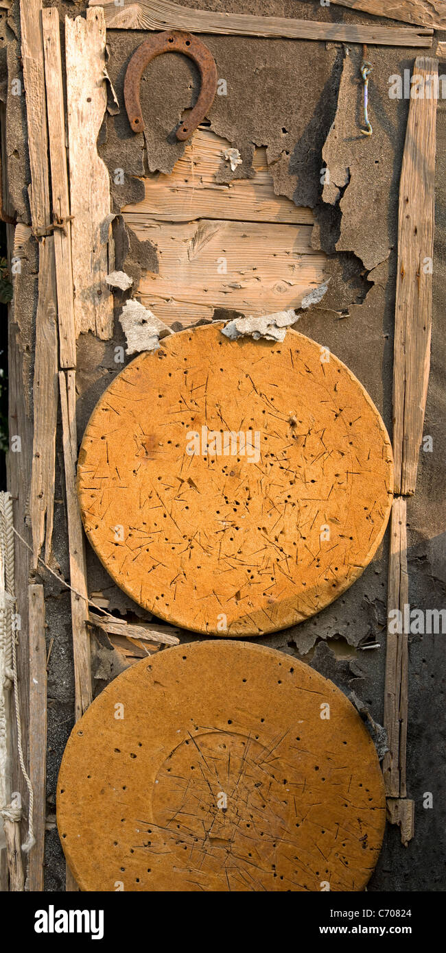Alte Sachen auf eine Wand aus dem geworfenen Schuppen. Stockfoto