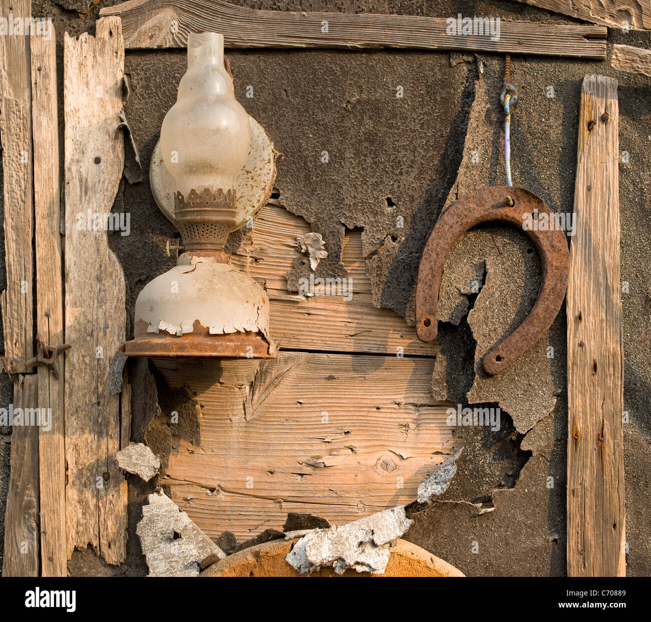 Alte Sachen auf eine Wand aus dem geworfenen Schuppen. Stockfoto