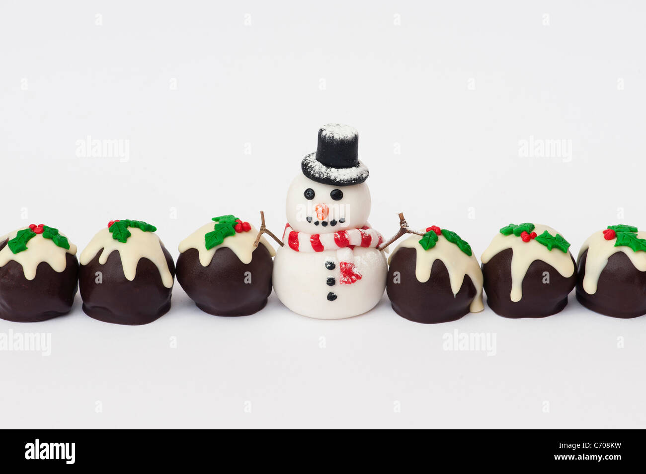 Hausgemachte Christmas Pudding Schokolade und Fondant Vereisung Schneemann Stockfoto