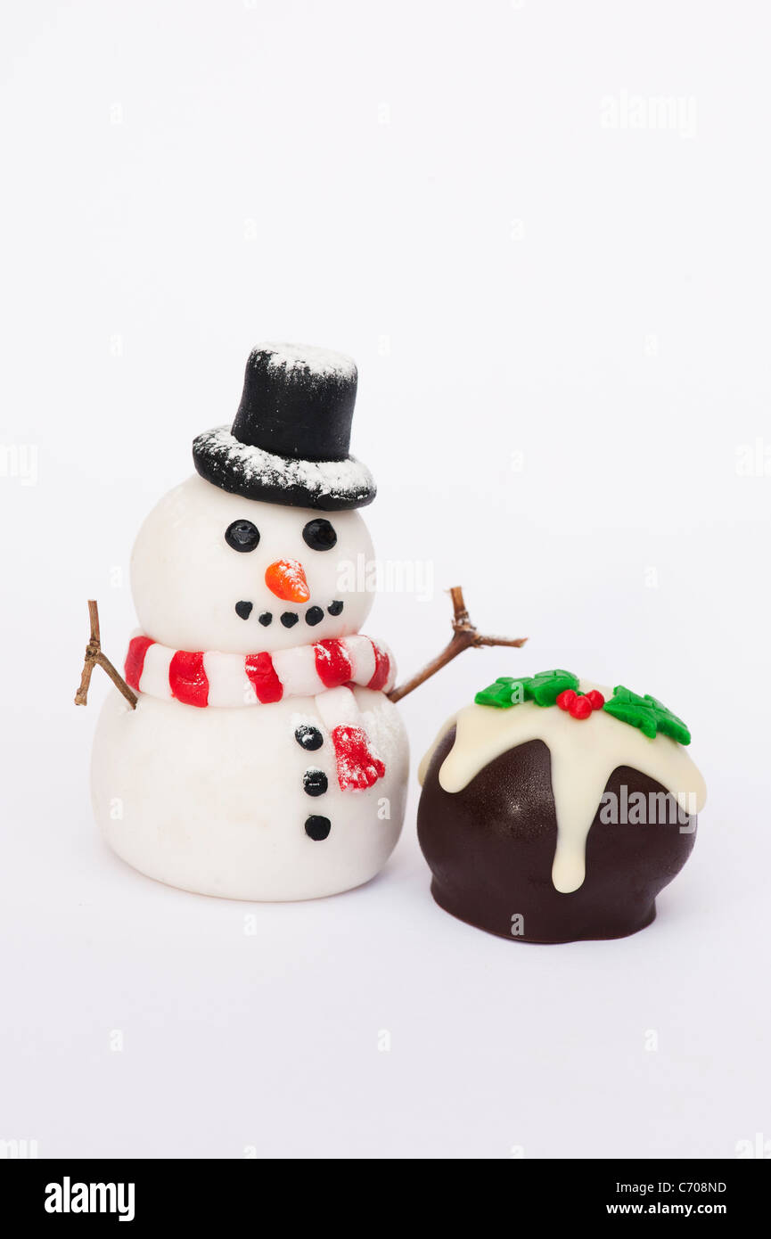 Hausgemachte Christmas Pudding Schokolade und Fondant Vereisung Schneemann Stockfoto