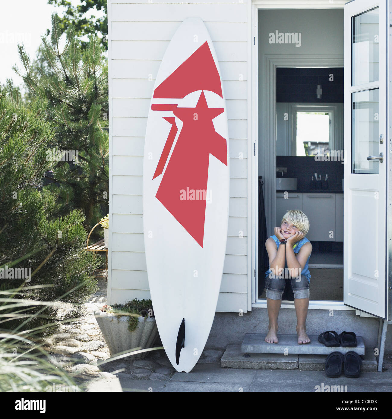 Mädchen in der hinteren Tür mit Surfbrett Stockfoto