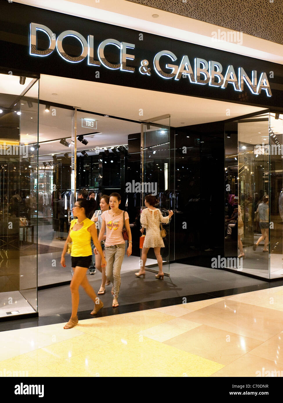 Kunden am Eingang zum Dolce & Gabbana speichern in der Ionen-Shopping Mall, Singapur Asien Stockfoto