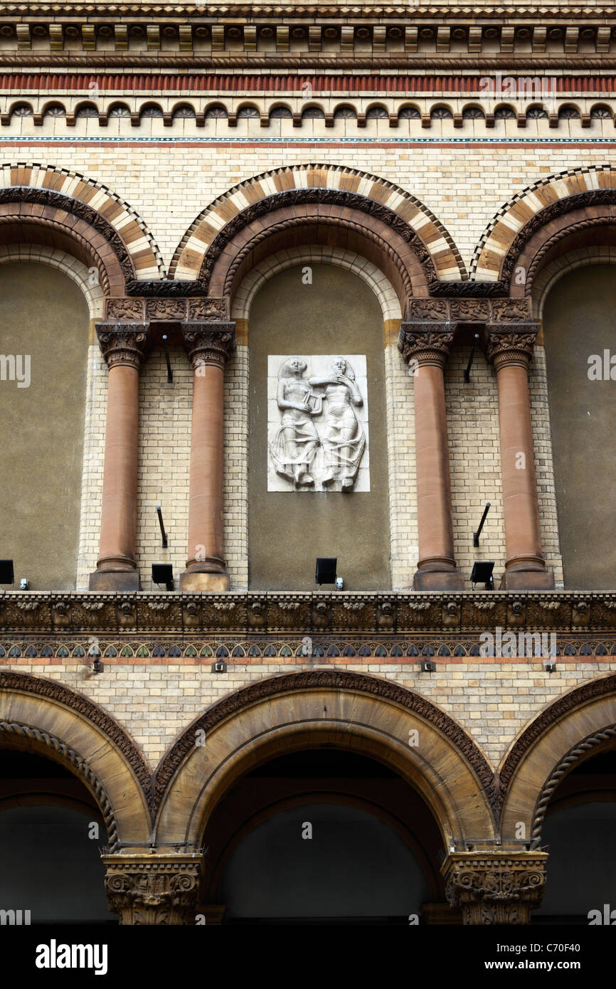 Detail der Fassade der Colston Hall Konzerthalle, Bristol, England, Großbritannien Stockfoto