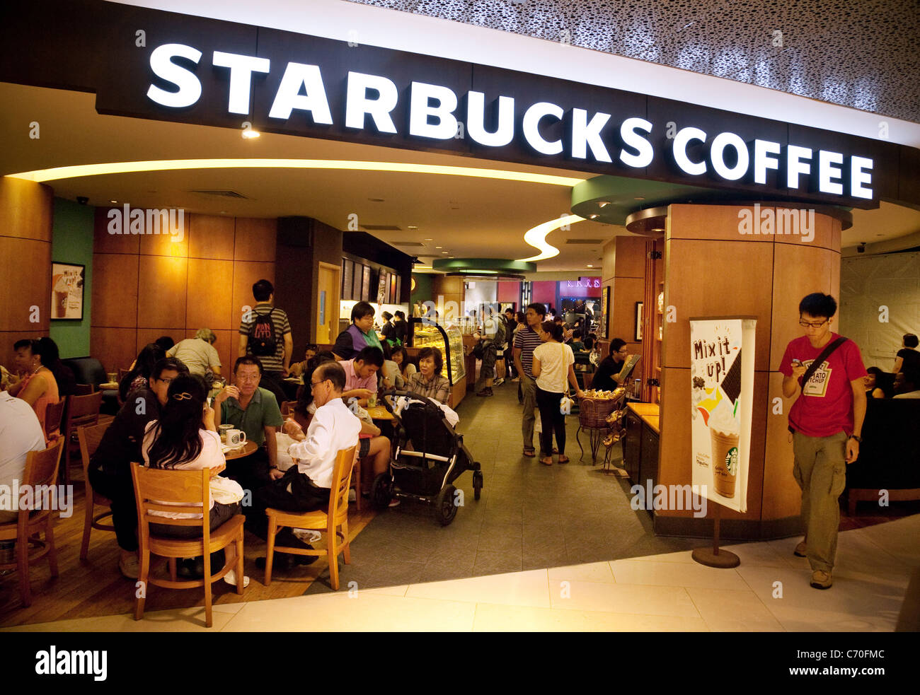 Starbucks Coffee Bar, Ionen-Shopping-Mall, Singapur Asien Stockfoto