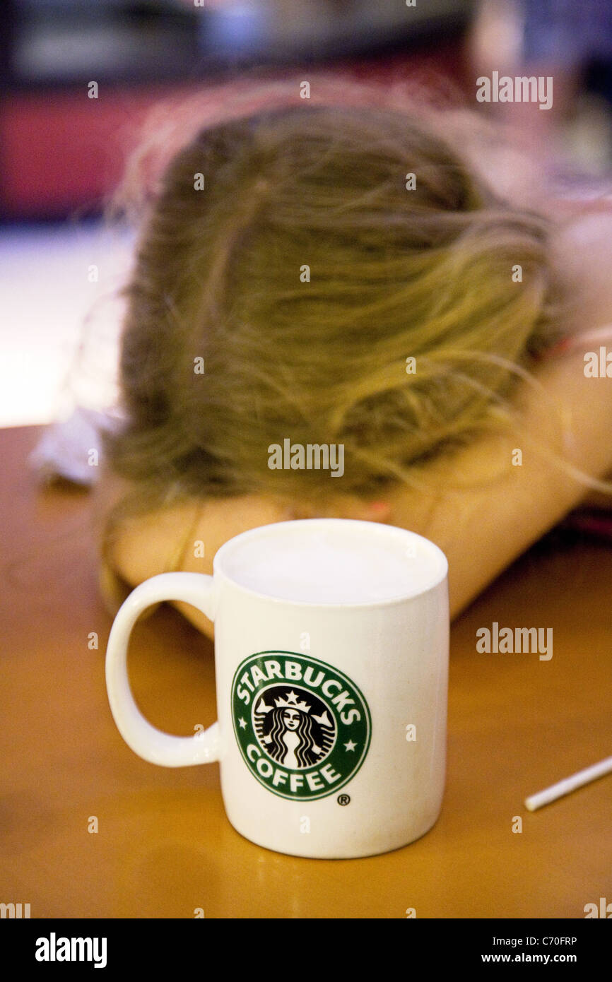 Ein Kind ruhen neben ihrem Starbucks coffee Stockfoto