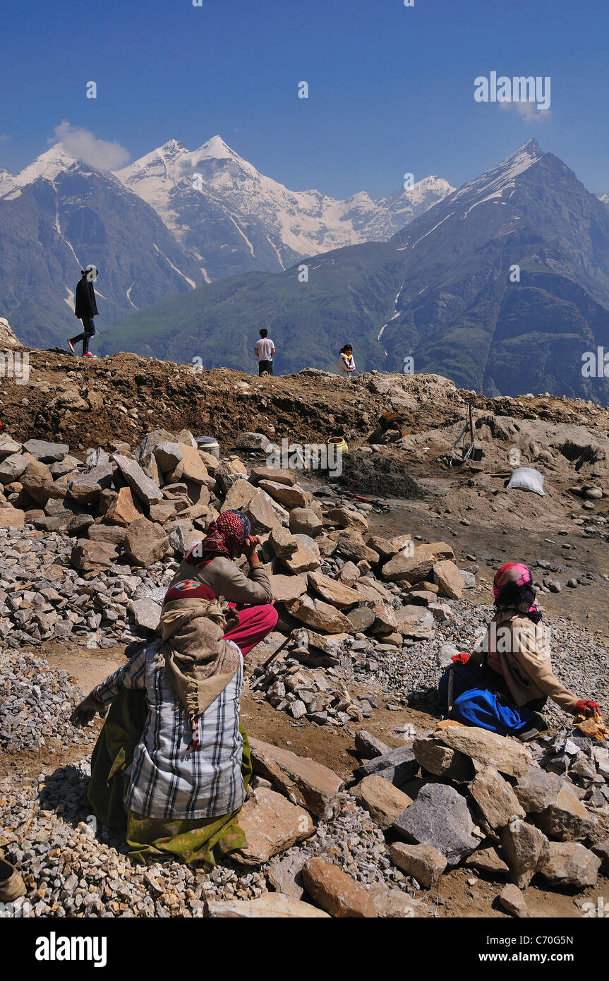 Leh - Highway von Manali übergeben 5328m in den Berg. Auf die Art und Weise viele Frauen arbeiten brechen Steinen von Hammer Straße zu machen. Stockfoto