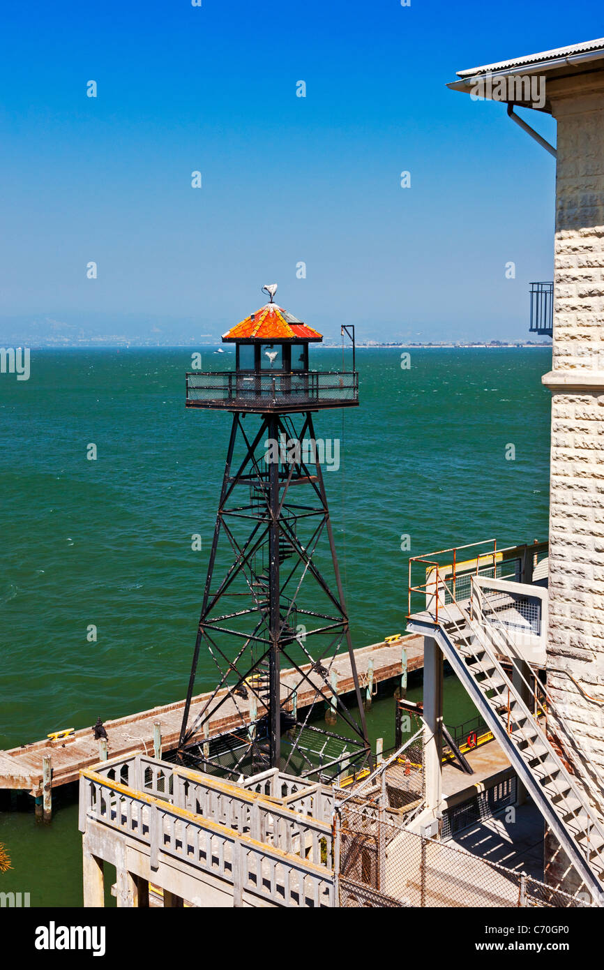 Dock Wachturm am Bootssteg, Gefängnis Alcatraz, Insel Alcatraz, San Francisco Bay, Kalifornien, USA. JMH5228 Stockfoto