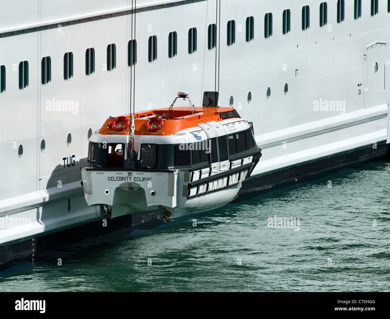 Celebrity X Cruises, Celebrity Eclipse (Valletta) Kreuzfahrtschiff Freigabe der Rettungsboote für einen Mann über Bord Probe Stockfoto