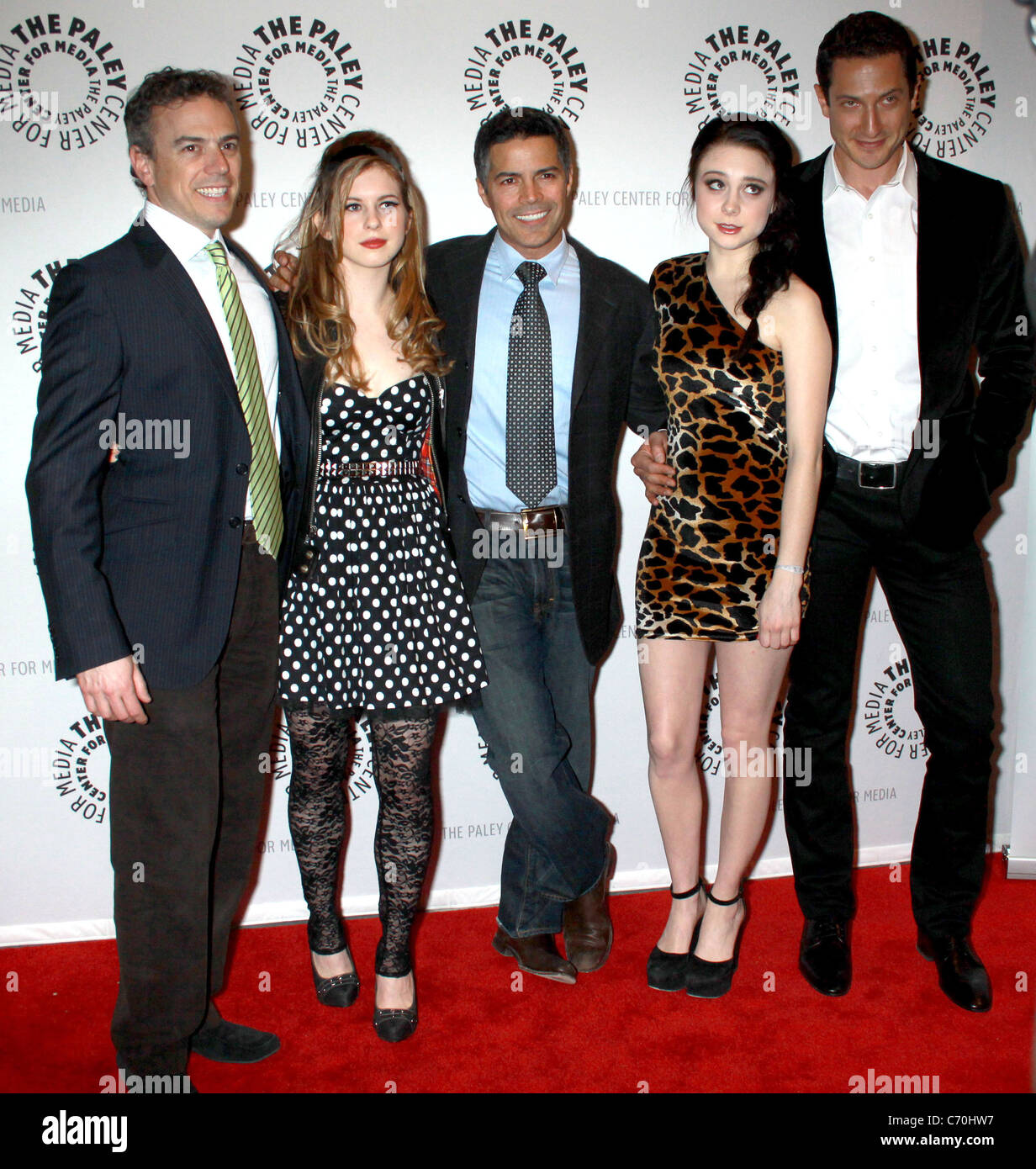 Mark Stern Executive Vice President der Syfy & Co-Leiter des Universalkabel, Magda Apanowicz, Esai Morales, Alessandra Torresani und Sasha Roiz, Stockfoto