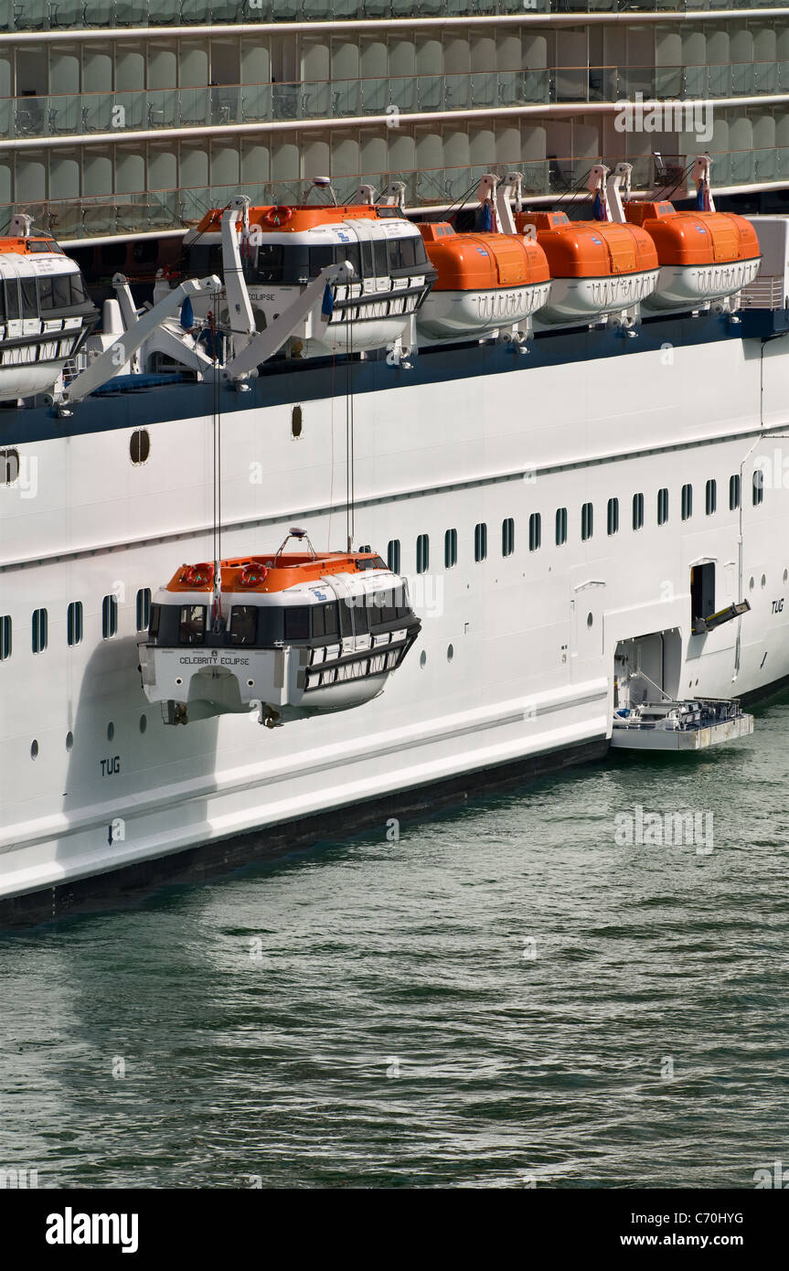 Celebrity X Cruises, Celebrity Eclipse (Valletta) Kreuzfahrtschiff Freigabe der Rettungsboote für einen Mann über Bord Probe Stockfoto