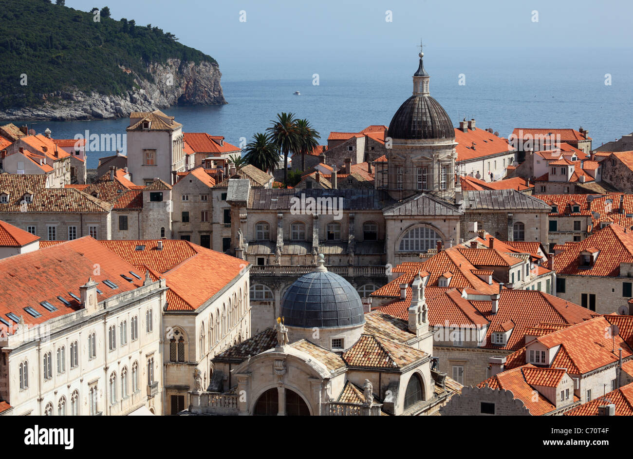 Über den Dächern der mittelalterlichen Stadt Dubrovnik in Kroatien Stockfoto