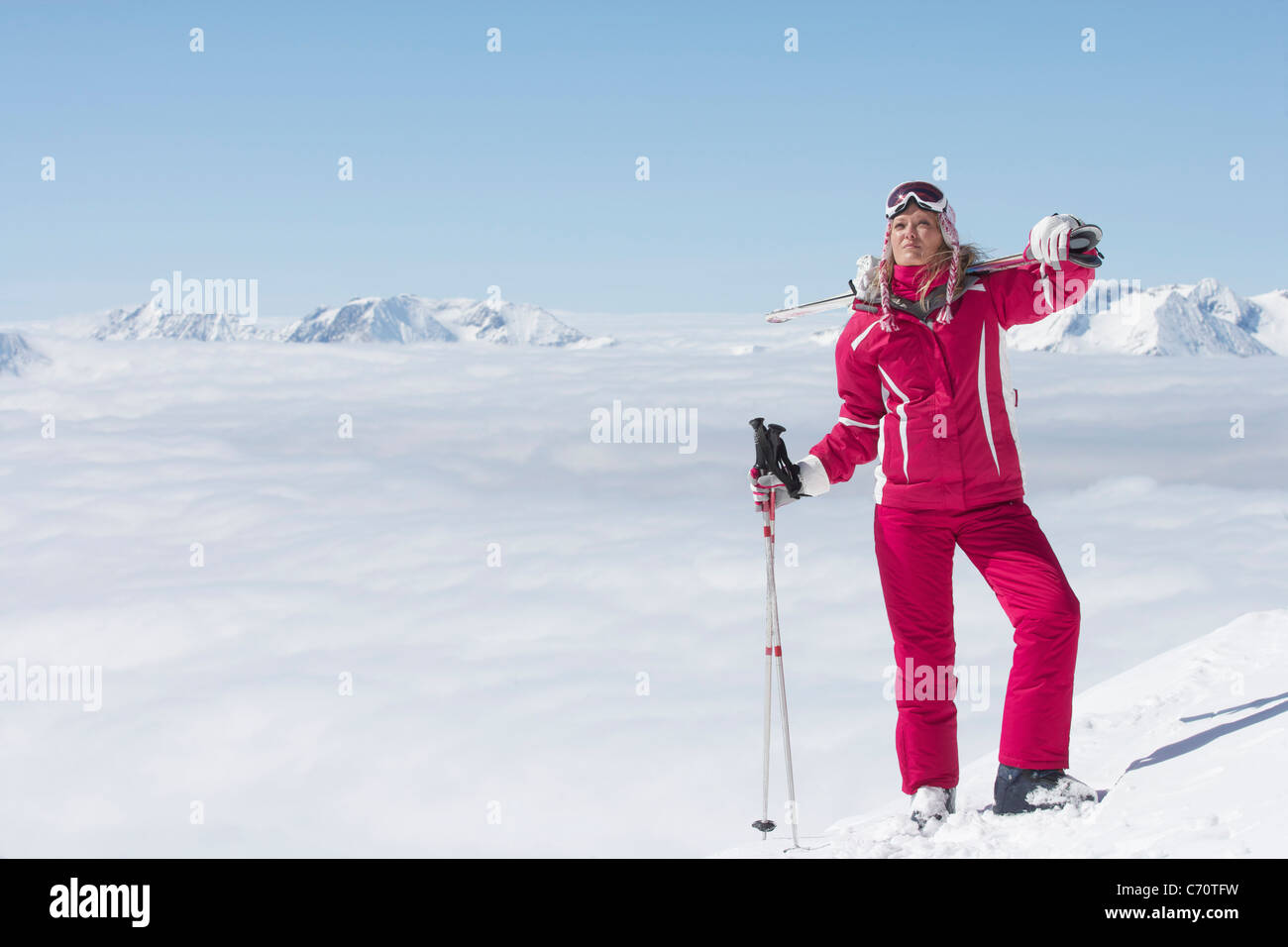 Skifahrer am Berghang Stockfoto