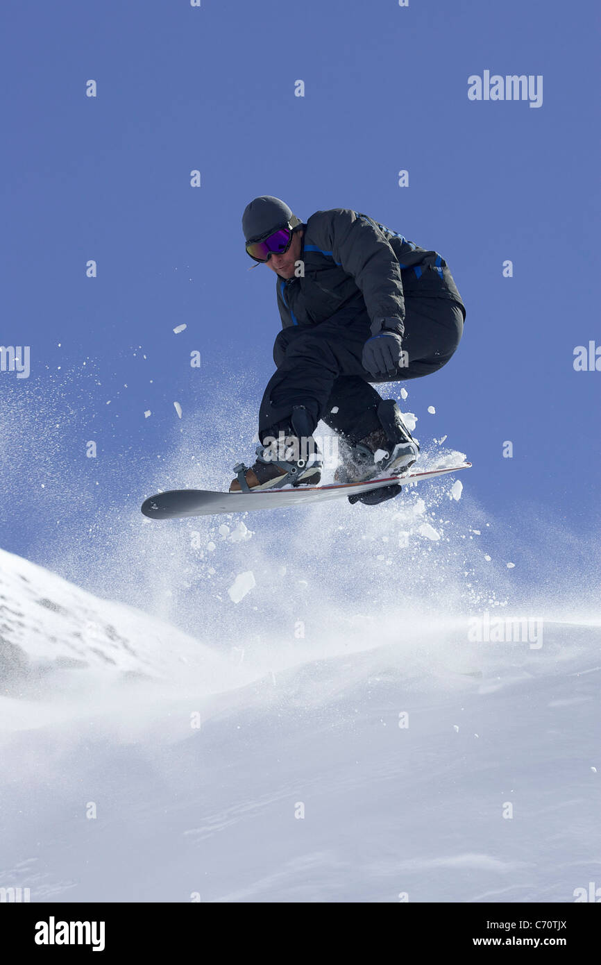 Snowboarder machen Tricks am Hang Stockfoto