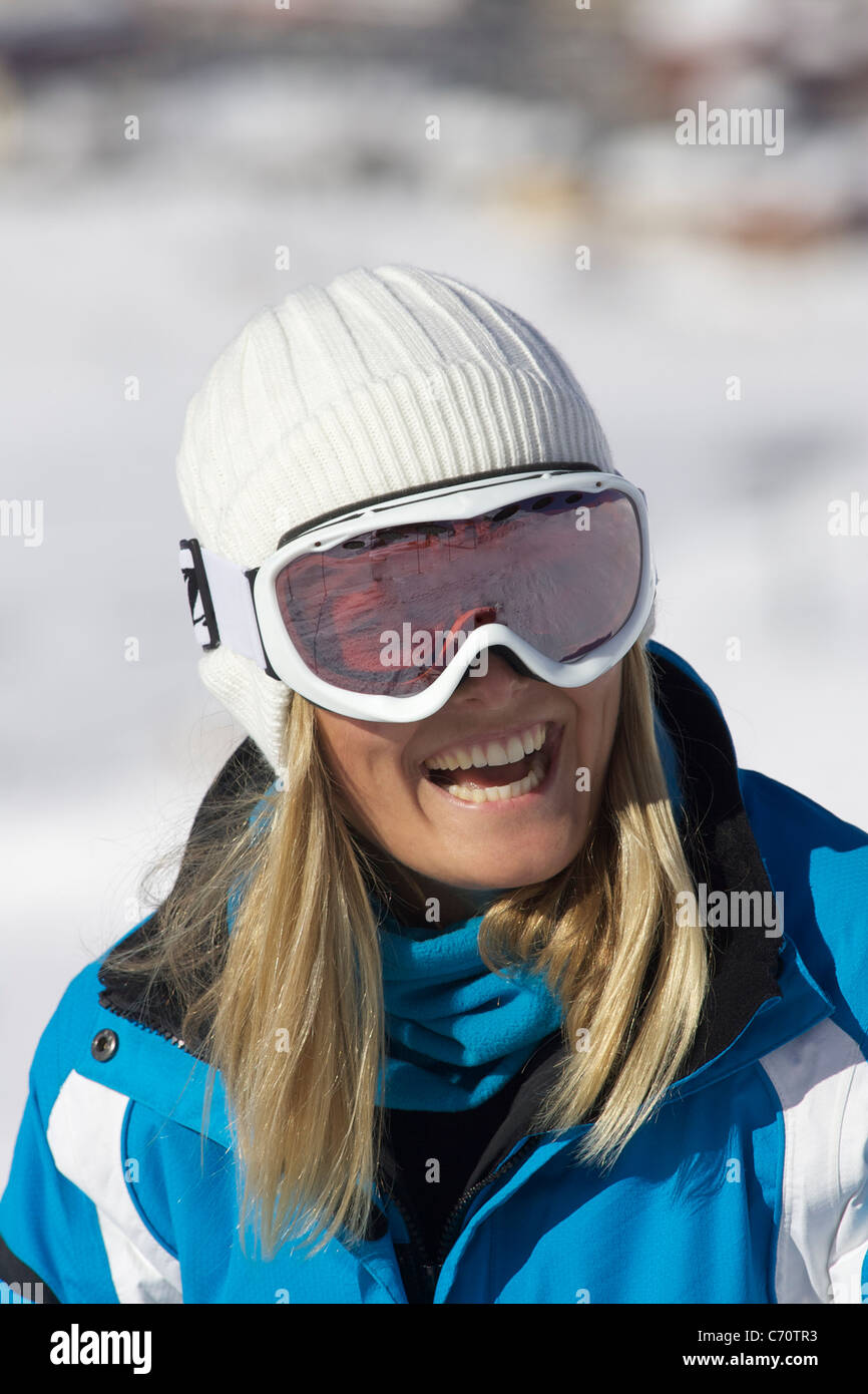 Lächelnde Frau tragen Skibrillen Stockfoto