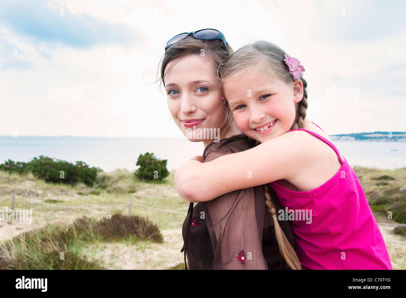 Mutter mit Tochter Huckepack Stockfoto