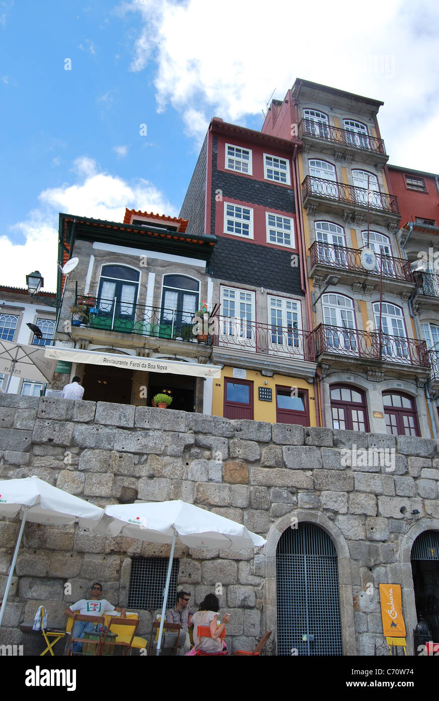 Gebäude auf dem Kai von Porto, Portugal Stockfoto