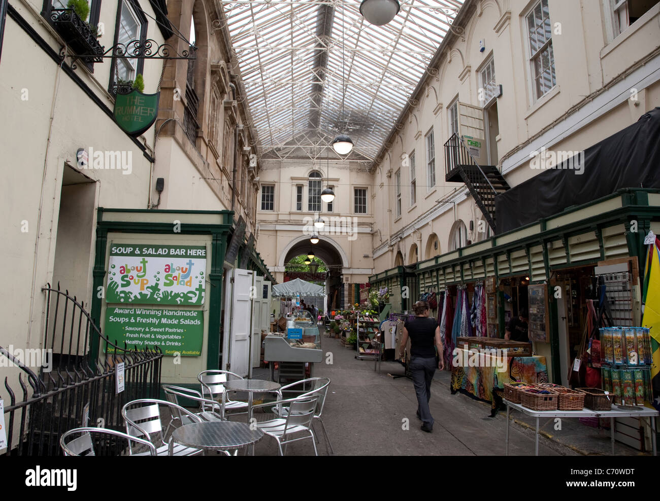 Interieur und Stall von St Nicholas Market, Bristol, England, UK Stockfoto