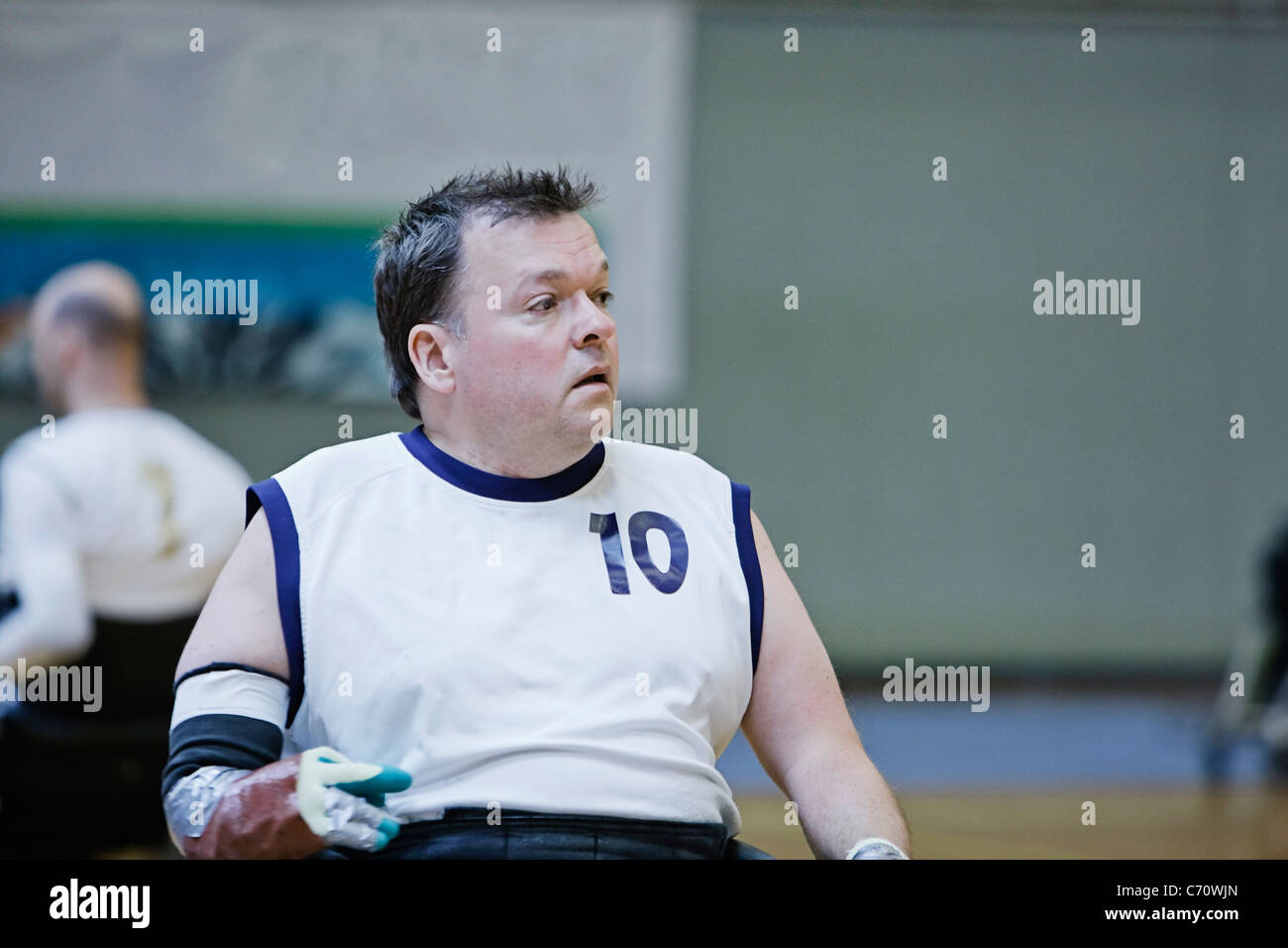 Mann im Rollstuhl spielen indoor-Sportarten Stockfoto