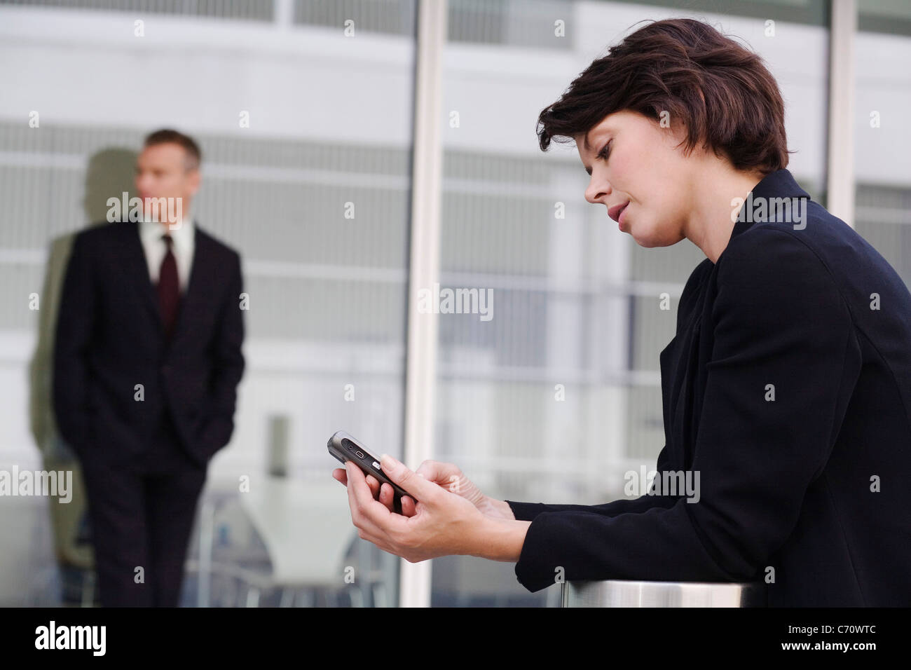 Geschäftsfrau mit Handy Stockfoto