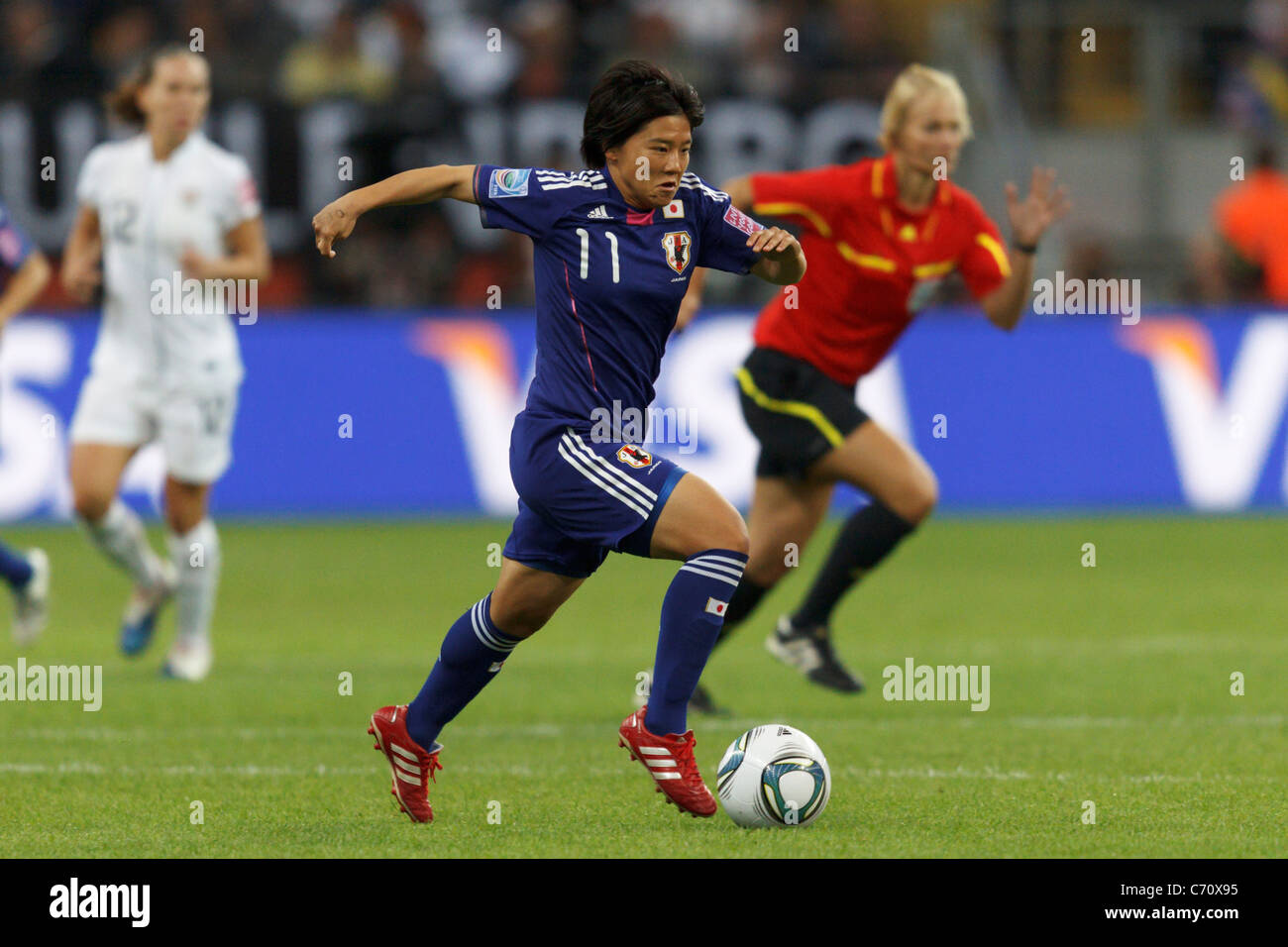 Shinobu Ohno Japan Rennen mit dem Ball während der FIFA Frauen WM-Finale gegen die USA 17. Juli 2011. Stockfoto