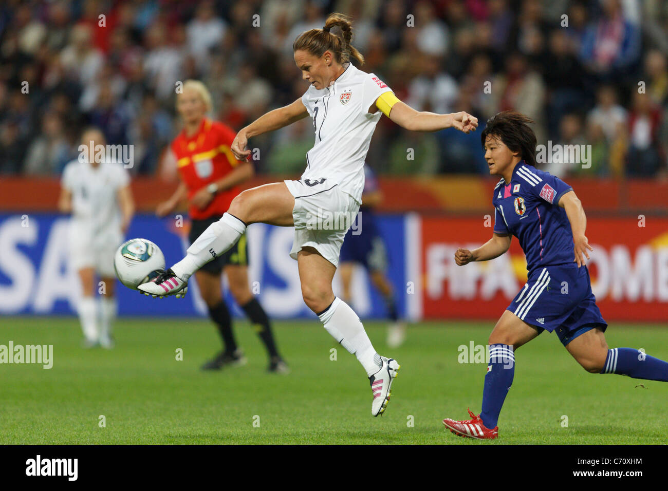 Der US-Kapitän Christie Rampone tritt beim Finale der FIFA Frauen-Weltmeisterschaft gegen Japan am 17. Juli 2011 in den Ball. Stockfoto