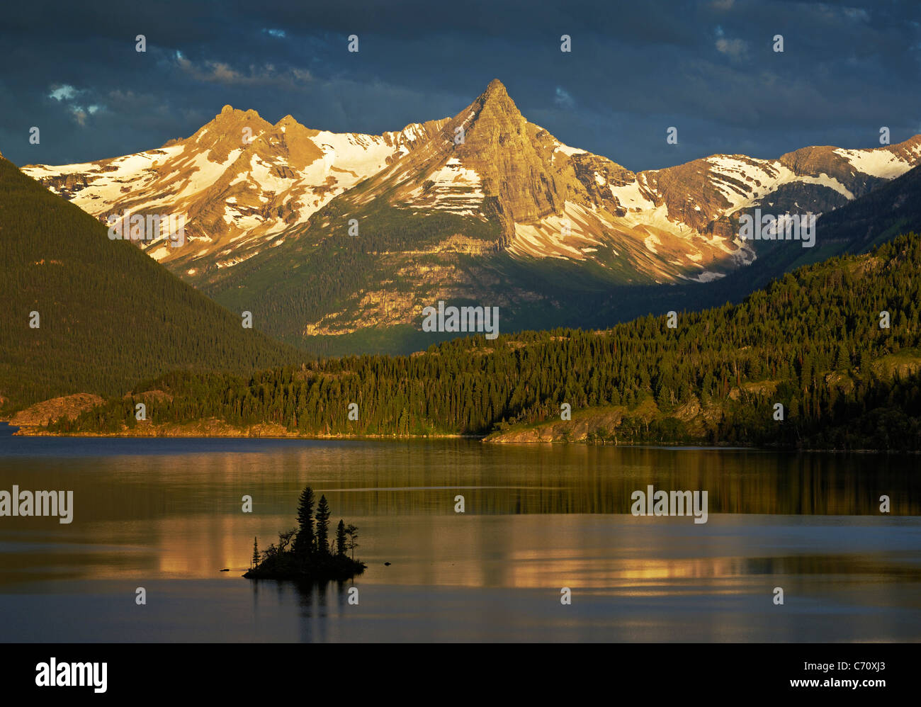 St. Mary Lake und Wild Goose Island kurz nach Sonnenaufgang; Glacier National Park, Montana. Stockfoto