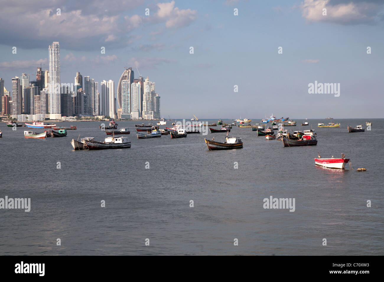Blick vom Panama-Stadt mit der Bucht vor und Angelboote/Fischerboote im Wasser. Stockfoto