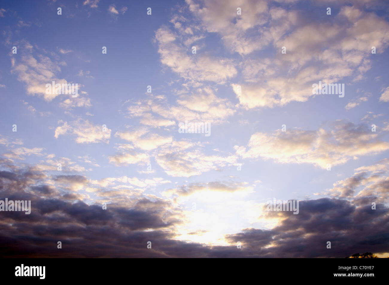 Sonnigen Morgenhimmel voller schöne Wolken. Stockfoto