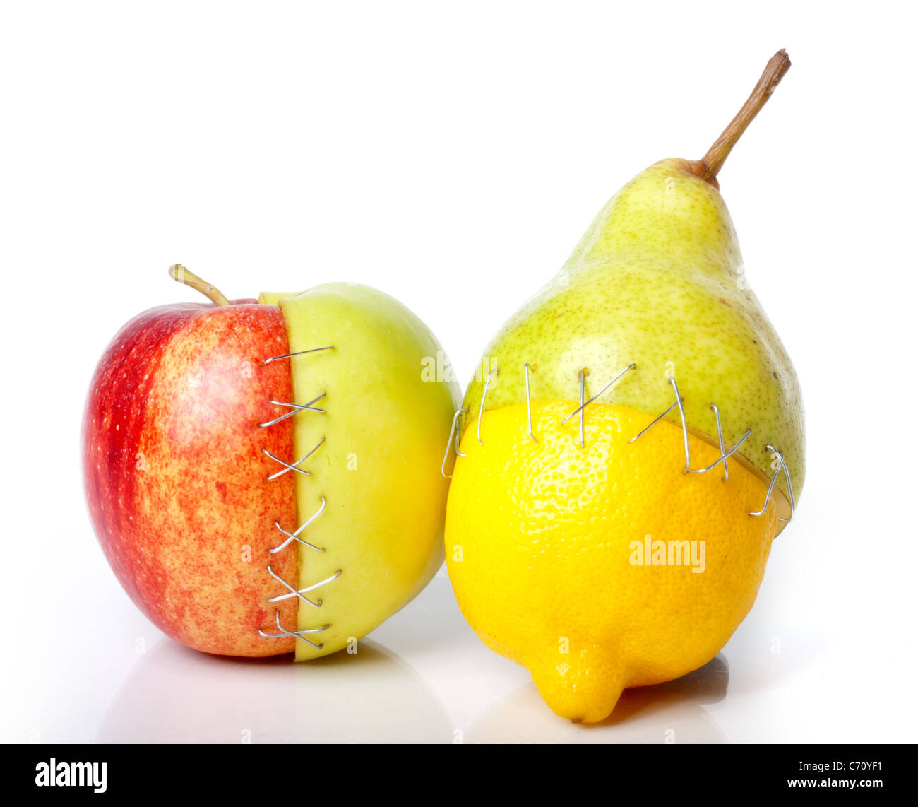 Ein Apfel, Birne und Zitrone geputtet zusammen wie Frankenstein Stockfoto