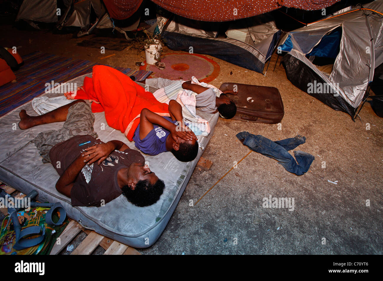 Afrikanische Migranten, die im Park Levinsky in Neve Shaanan schlafen, wo sich eine der größten Populationen afrikanischer und anderer Migranten im Süden Tel Aviver Israels befindet Stockfoto