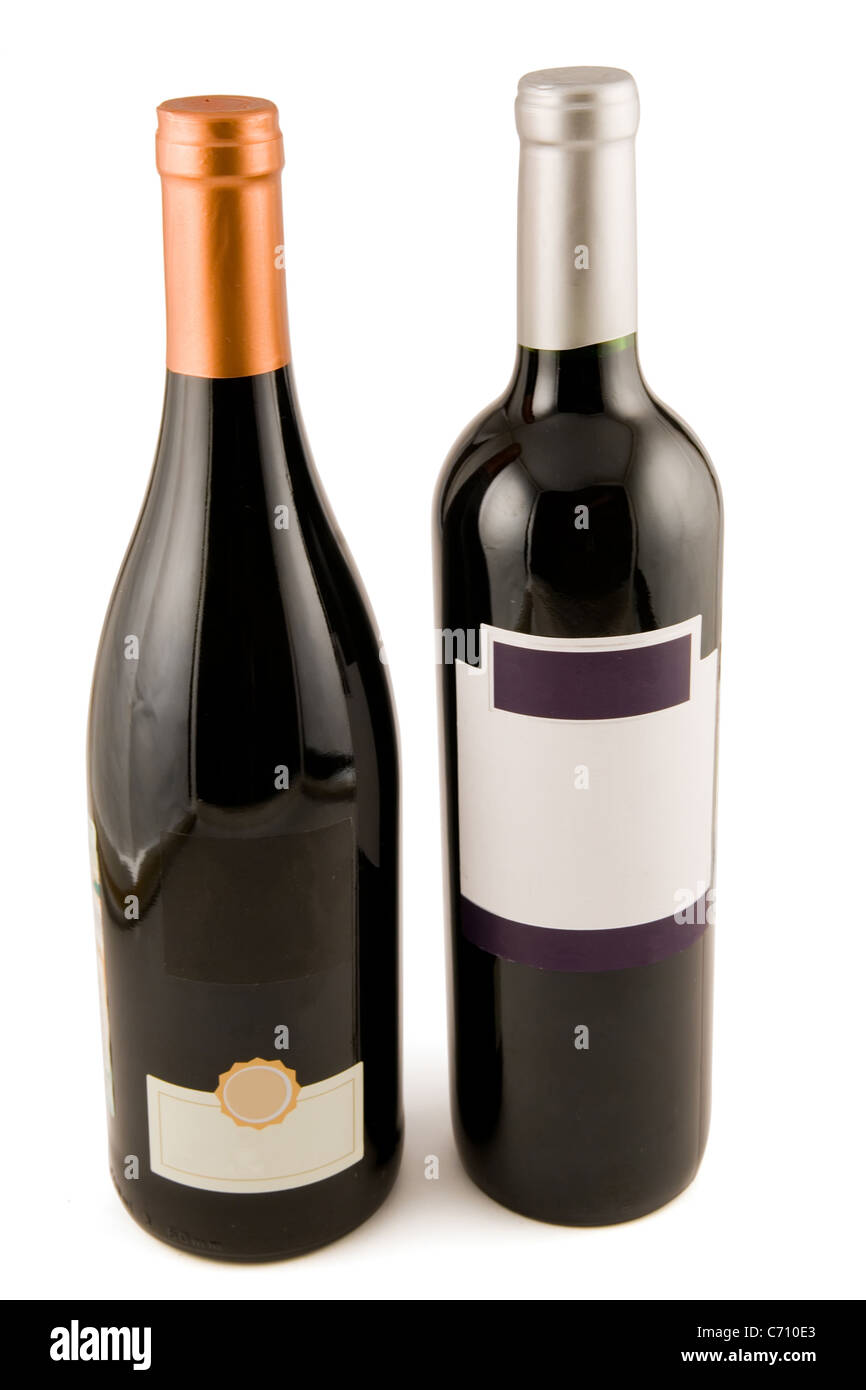Zwei Flaschen Rotwein auf weißem Hintergrund Stockfoto