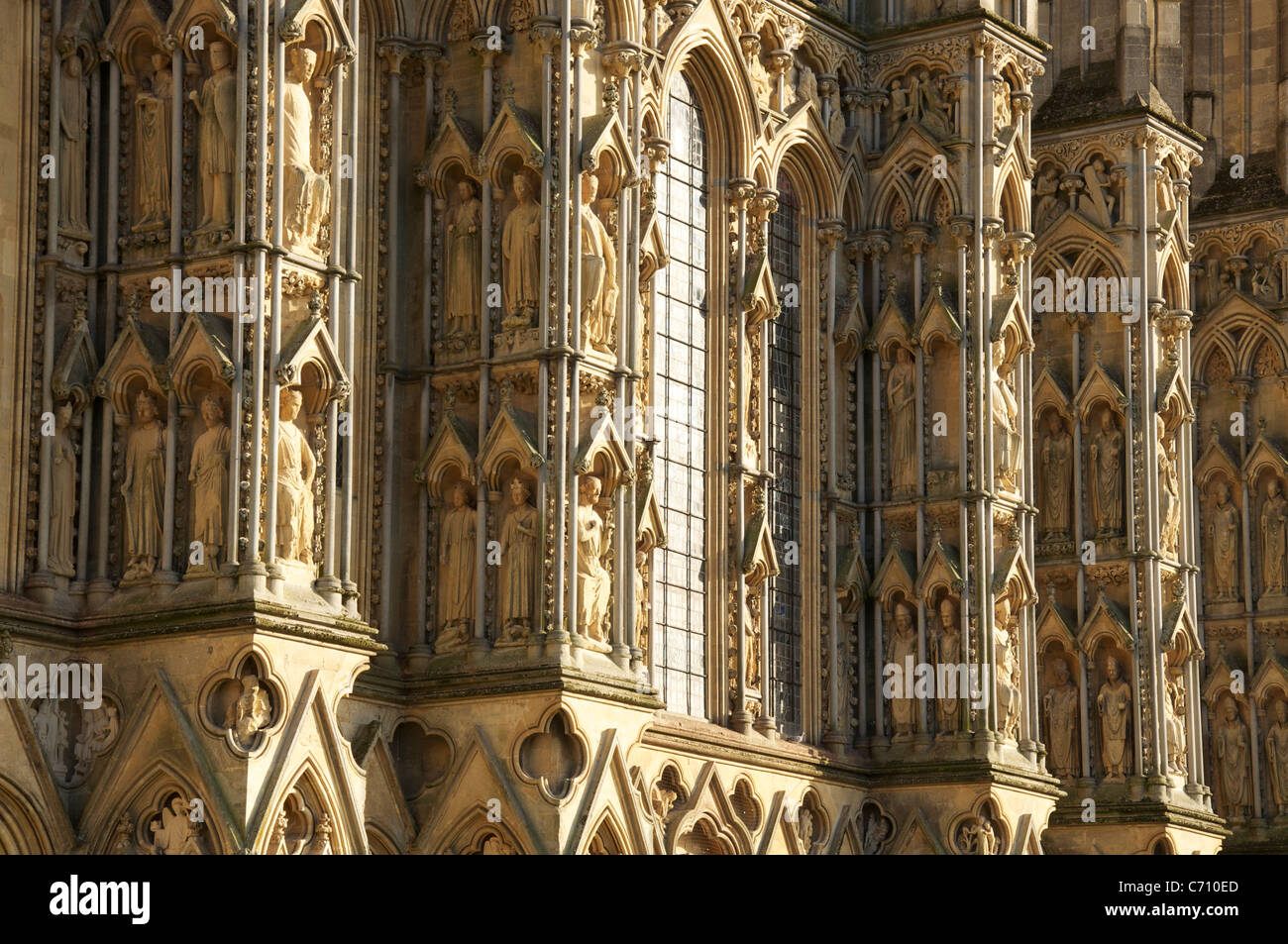 Die Westfront Fassade der Wells Cathedral ist reich im 13. Jahrhundert Skulptur. Mit Schnitzereien und Statuen der Könige und der Heiligen. Somerset, England, Vereinigtes Königreich. Stockfoto