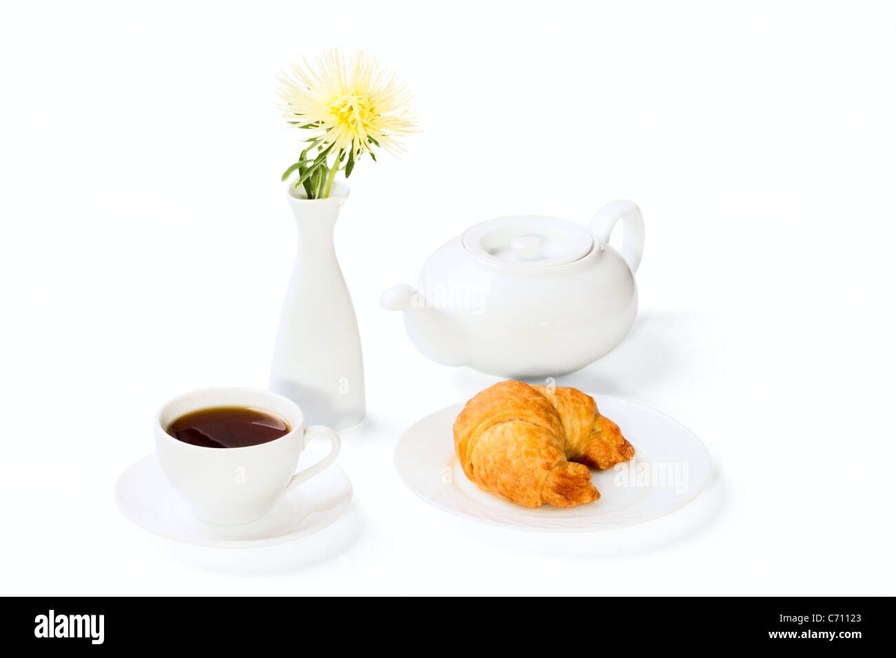 Tee, Croissant und Blume Stockfoto