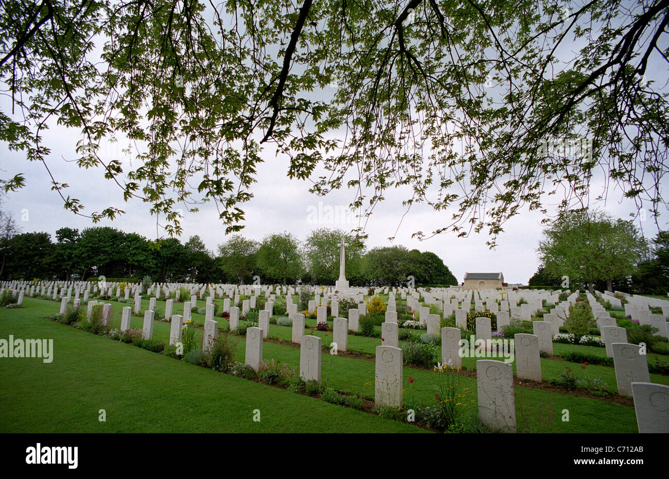 BENY-SUR-MER CANADIAN WAR CEMETERY, REVIERS, Commonwealth War Graves Commission, gefunden. Stockfoto