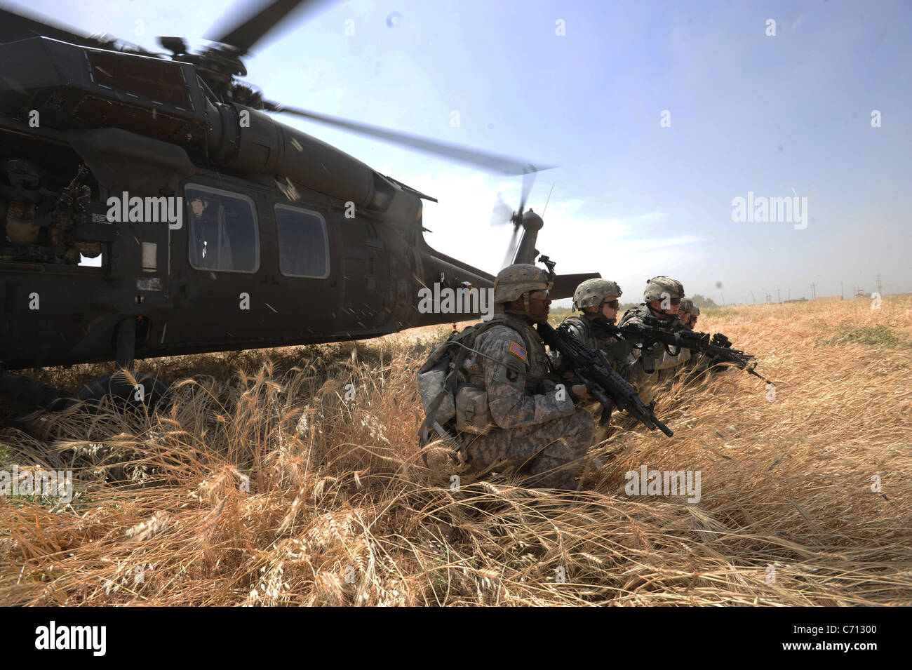 Soldaten der Armee nach dem Beenden eines UH-60 Blackhawk Hubschraubers während einer Gelenkoperation Air Assault mit der irakischen Armee Sicherheit einrichten Stockfoto