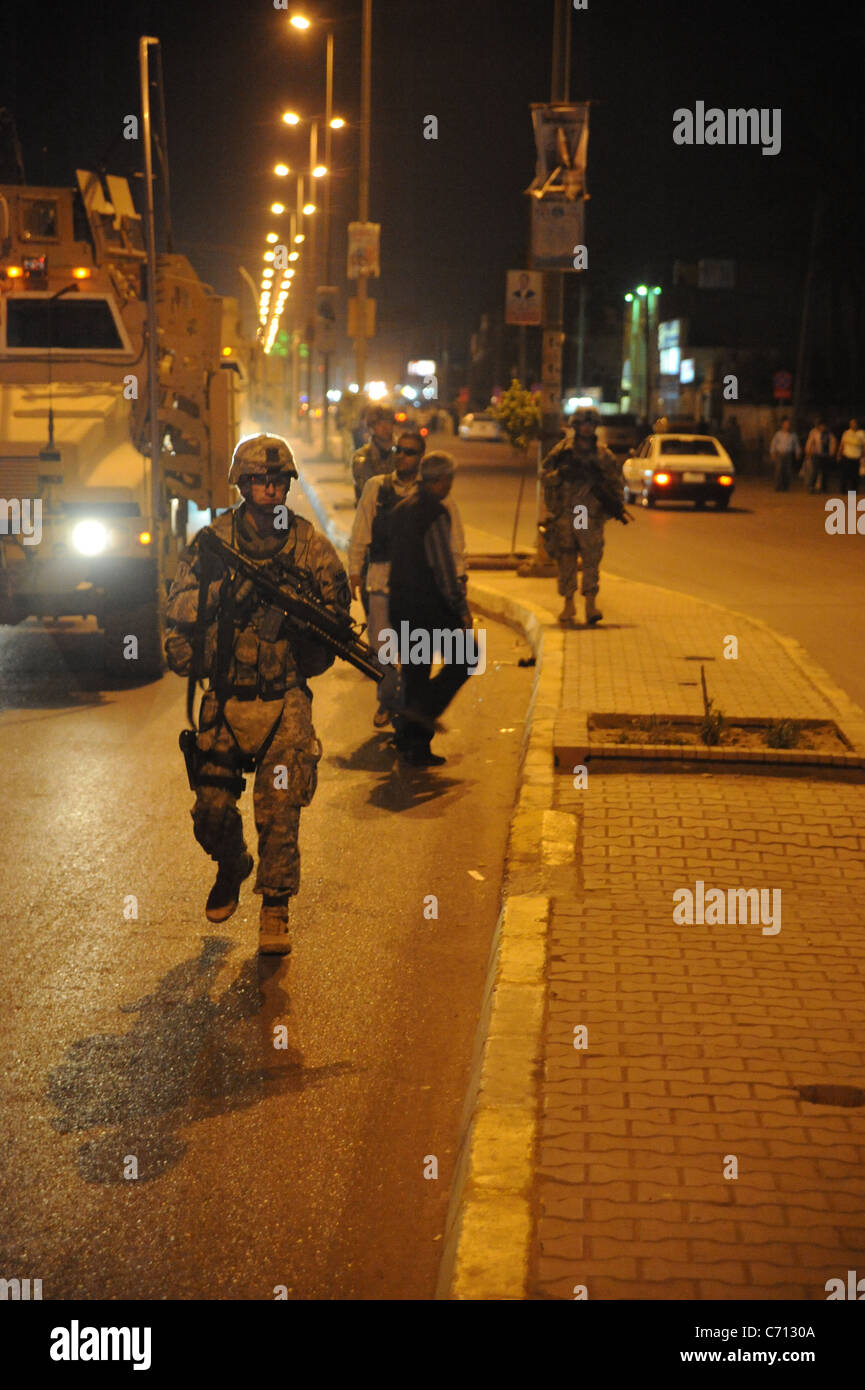 US Army Staff Sgt Anthony Grey aus 978th Military Police Company, 93. Bataillon, 8. Military Police Brigade Patrouillen mit irakischen Polizisten im Bereich Kadamiyah von Bagdad, Irak, die Straße am 27. März 2009. DoD-Foto von Senior Chief Petty Officer Kevin S. Farmer, US Navy. (Freigegeben) Stockfoto