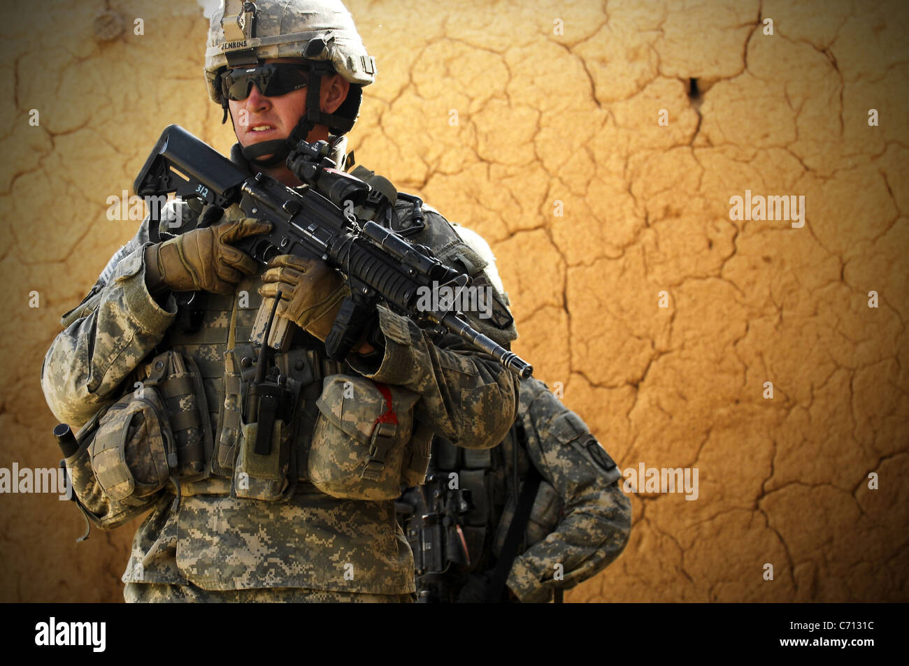 US Armee Sgt. Bryan Jenkins von der 22. Infanterie-Regiment, 2. Bataillon, 10th Mountain Division führt eine dreitägige Luft Angriff Mission mit Kameraden Waffenlager und hochwertige Aufständische im oberen Dugmut, Irak, auf 3. April 2008 gesucht. DoD-Foto von Staff Sgt Samuel Bendet, US Air Force. (Freigegeben) Stockfoto