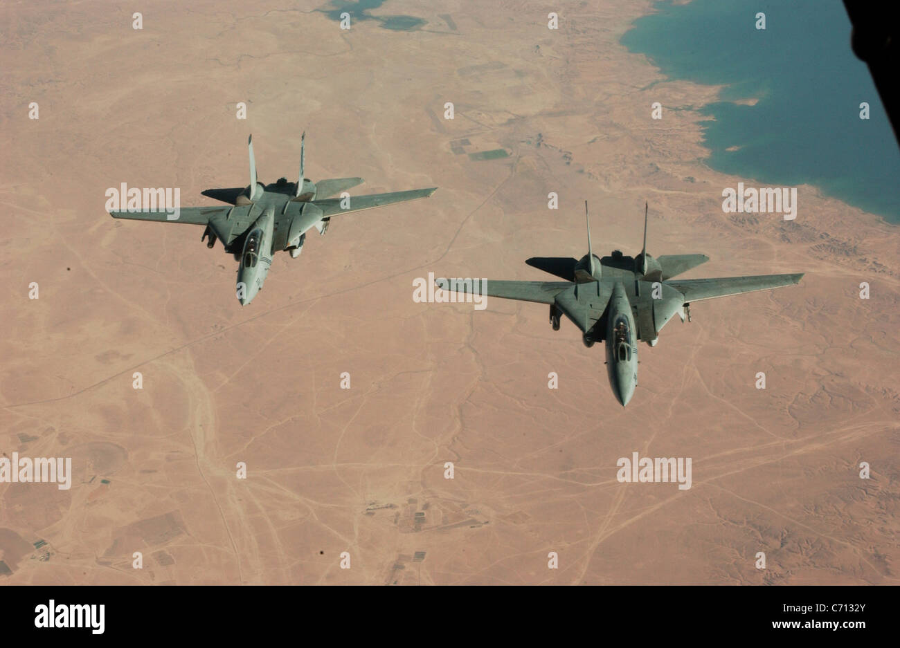 Ein paar der US Navy f-14 b Kater über den irakischen Landschaft nach dem Tanken von einem Air Force kc-10 von der 908 expeditionary Air Refuelling Squadron am 4. Juli 2004 anzusteigen. dod Foto von Master Sgt. shaun Widerrist, US Air Force. (Freigegeben) Stockfoto