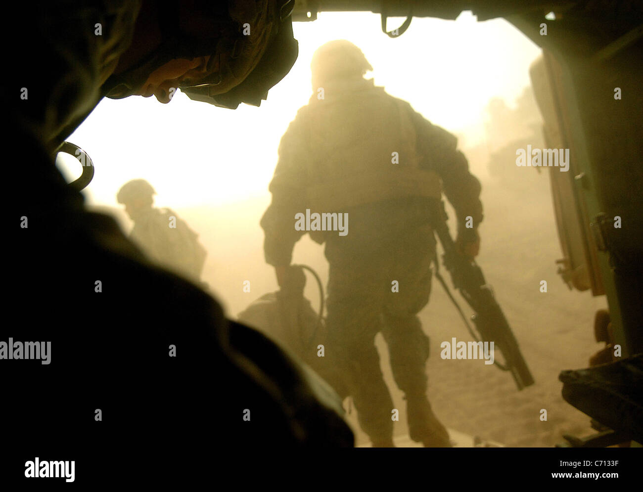 US Army Spc. Jeffery Moore (links) bereitet sich auf eine M-2 Bradley kämpfen Fahrzeug am Lager Ar Ramadi, Irak, nach einer Razzia in der Tameem Bezirk von Ramadi, Irak, am 3. September 2006 verlassen. Moore ist Bravo Company, 2. Bataillon, 6. Infanterie-Regiment, 1. US-Panzerdivision zugeordnet. DoD-Foto von techn. Sgt. Jeremy T. Lock, US Air Force. (Freigegeben) Stockfoto