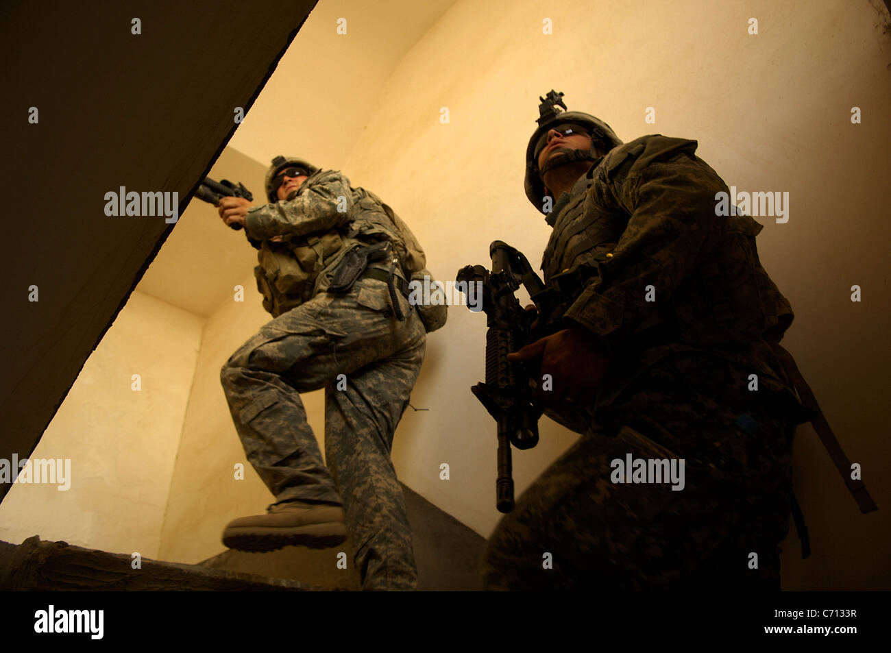 Soldaten zu eine Treppe klettern nun, wie sie ein Haus, während einer Patrouille in großer Ferne, Irak, am 18. August 2006 klar. Die Soldaten sind von der 1. Brigade Combat Team, 37th Armored Regiment, 2. Bataillon, 1. US-Panzerdivision. DoD-Foto von Staff Sgt Jacob N. Bailey, US Air Force. (Freigegeben) Stockfoto
