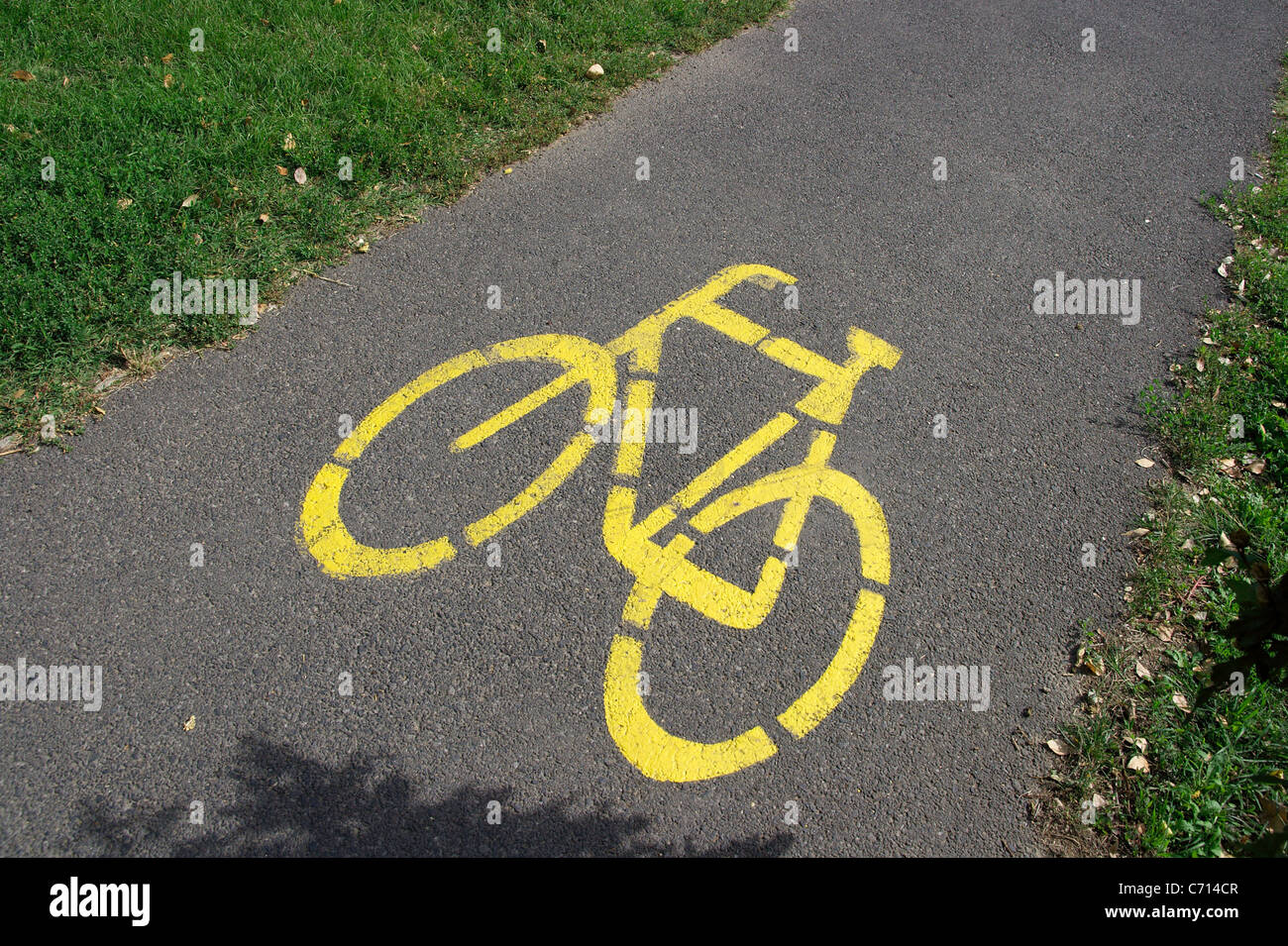 Fahrrad-Schild auf den Asphalt gemalt Stockfoto