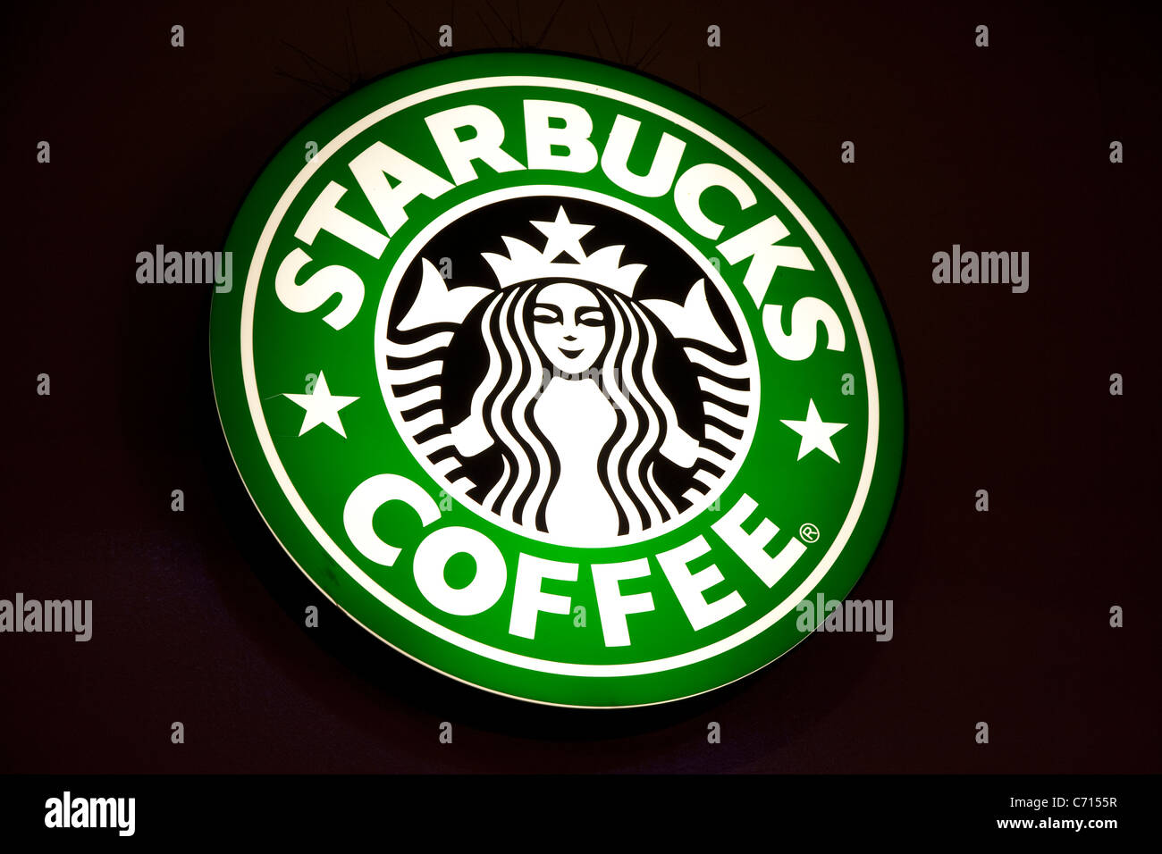 Kaffee von Starbucks-Logo auf Vorderseite Shop in London Stockfoto
