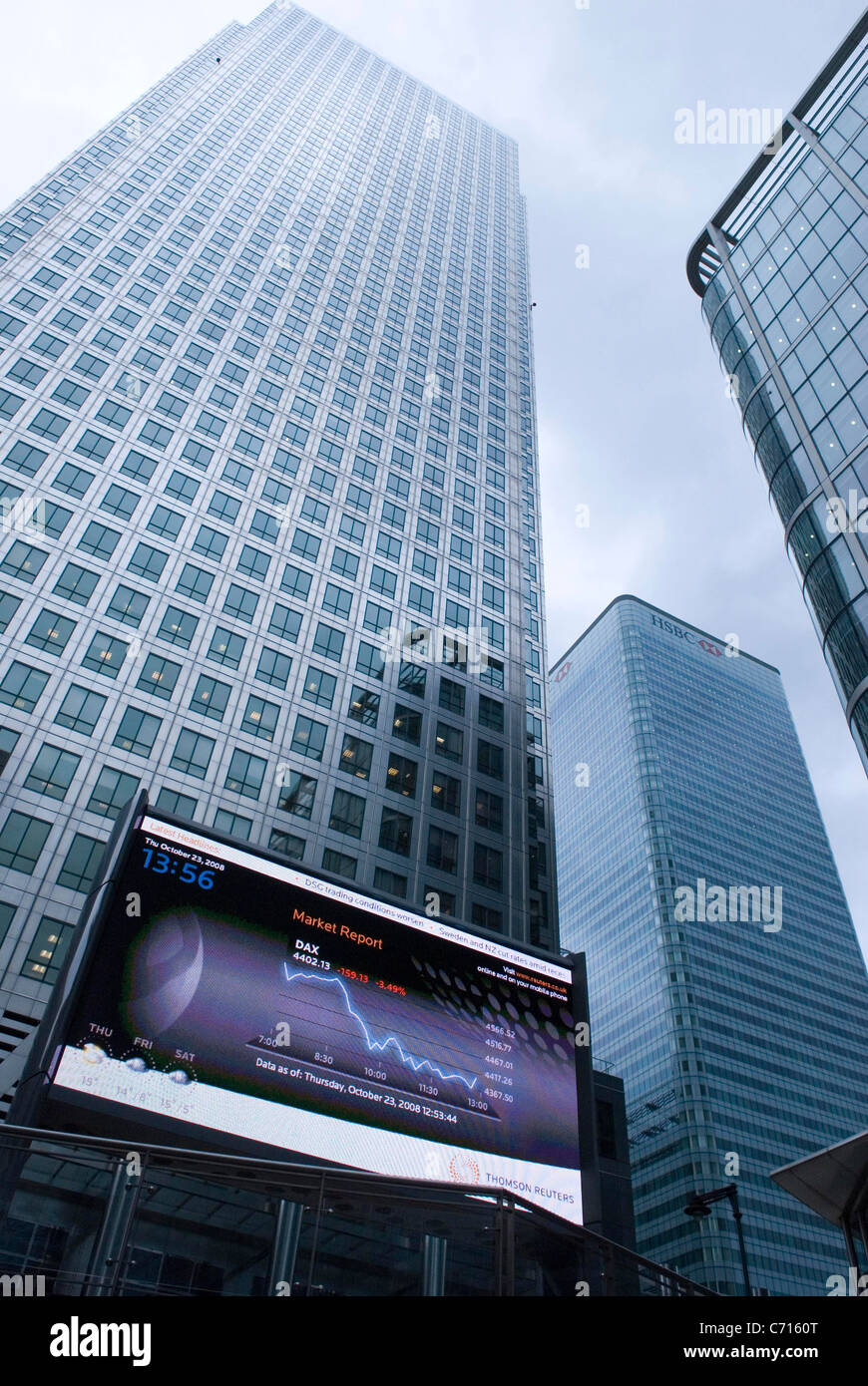 Finanzielle Gebäude in den Docklands mit einem Aktienkurs abstürzen auf dem Fernsehbildschirm während der finanziellen Rezession, London, UK Stockfoto